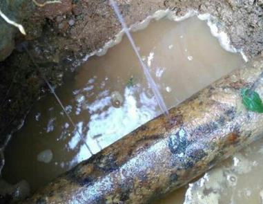 龙湖楼顶渗水维修公司分享下地暖漏水的原因及检测方法。